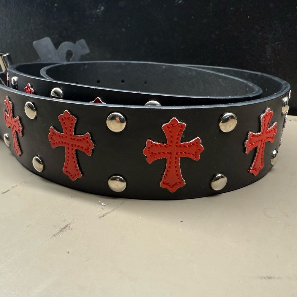 New w/ Tags Unisex Hot Topic Red Cross Stud Rocker Biker Belt Size XL (40-42)